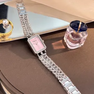 Details der Damen Quarzuhr mit rechteckigem Strasszifferblatt und doppelter Kette, eleganter Stil.