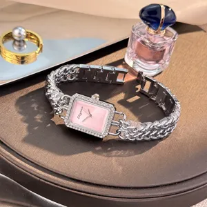 Damen Strass rechteckige Quarzuhr mit rosafarbenem Zifferblatt und silbernem Kettenarmband.