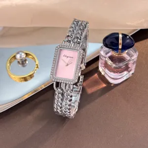 Elegante Damen Quarz-Armbanduhr mit rechteckigem Zirkonia-Zifferblatt und Doppelkettenarmband.