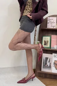 Vue détaillée de collants résille à motif losanges, accessoire de mode sexy et élégant.