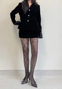 Vue détaillée de collants résille à motifs tendance pour femmes au design asymétrique chic.
