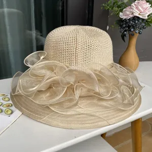 Chapeau de soleil élégant en paille beige avec volants floraux en organza pour l'été.