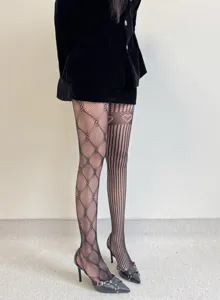 Collants résille noirs sexy avec motifs asymétriques de losanges et de cœurs pour femmes.