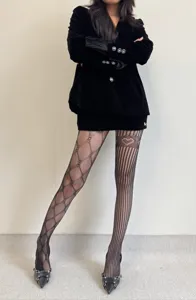 Collants de pêcheur noirs tendance et élégants avec motifs de losanges et de cœurs.