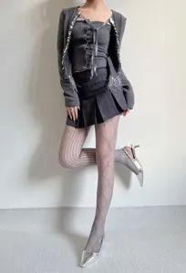 Vue détaillée de collants résille transparents sexy avec motif losange chic pour femmes.