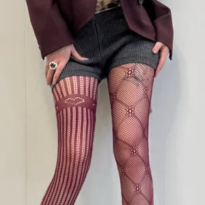 Vue détaillée de bas résille ajourés avec des motifs élégants de losanges et cœurs.