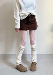 Collants résille en dentelle florale sexy et jambières en tricot pour tenues tendance.