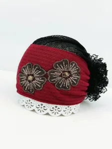 Vista dettagliata della fascia per capelli larga boho con ricamo di perline rosse.