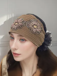 Copricapo in maglia boho con ricamo di perline, elegante accessorio per capelli.