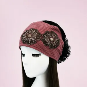 Fascia elastica larga in stile boho con applicazione di fiori di perline e dettaglio in pizzo nero.