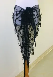 Foulard da fianco per danza del ventre con paillettes nere e nappe cintura triangolo.