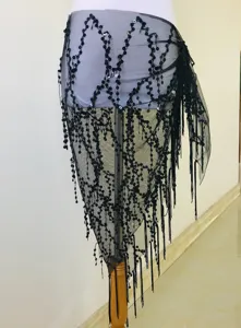 Dettaglio foulard da fianchi per danza del ventre con paillettes nere, catena di perline.