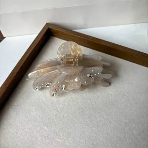 Pince a cheveux coquillage en acetate transparente avec strass, grand accessoire elegant detail.