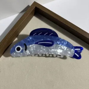 Detail der blauen Fisch-Haarklammer, süße Acetat Haarklammer für schicke Frisuren.