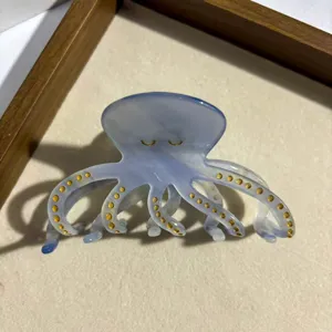 Süße blaue Oktopus Haarklammer aus Acetat mit Goldpunkten, schönes Ozean-Design Detail.
