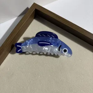 Blau-weiße Fisch Haarklammer, süßes Azetat Haaraccessoire, Detailaufnahme der Ansicht.
