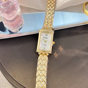 Detailaufnahme der goldenen Damen-Quarzuhr im Vintage-Stil mit strukturiertem Armband.