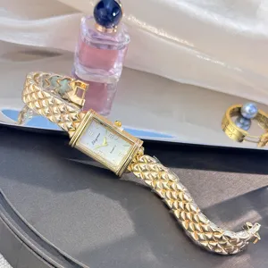 Elegante luxuriöse goldene Vintage-Quarzuhr mit gestepptem Armband für Damen.