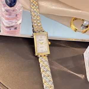 Elegante Vintage Damen-Quarzuhr mit rechteckigem Gehäuse und einzigartigem Blasemetallarmband.