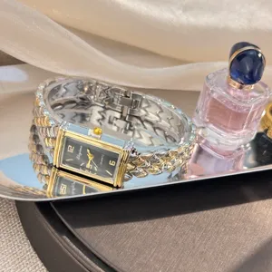 Nahaufnahme der Vintage zweifarbigen rechteckigen Quarzuhr mit gewebtem Armband.