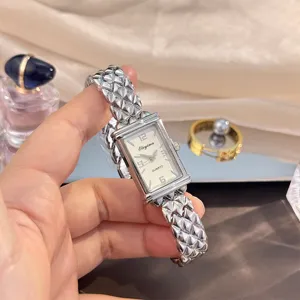 Vintage rechteckige Quarzuhr mit einzigartigem Blasen-Metallarmband fuer Damen.