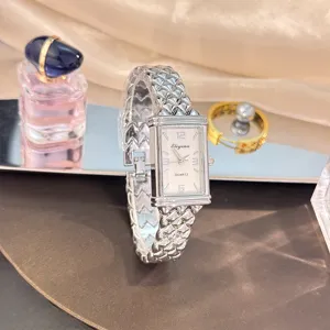 Elegante Vintage Damen Armbanduhr mit rechteckigem Zifferblatt und stilvollem Metallarmband.