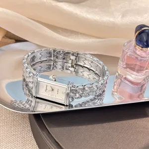Nahaufnahme der silbernen Quarzuhr mit strukturierter, metallischer Blasenarmband.