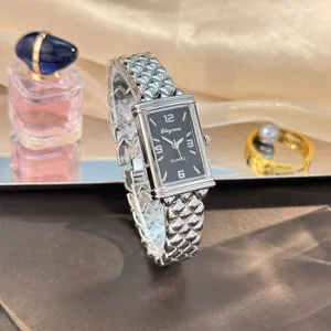 Vintage rechteckige Quarzuhr für Damen mit einzigartigem Blasen-Metallarmband und Zifferblatt.