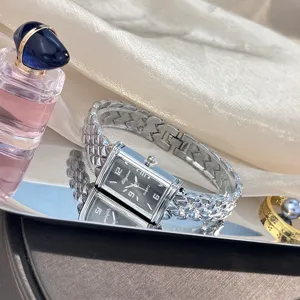 Nahaufnahme einer vintage rechteckigen Damen Quarzuhr mit strukturiertem Metallarmband.