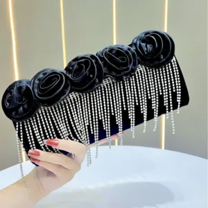 Elegante schwarze Abendtasche mit Samtrosen und funkelnden Strassquasten für elegante Party.