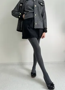 Collants à motifs gris pour femmes, bas élastiques chauds automne hiver vue de détail.