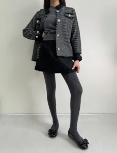 Vue detaillee de collants gris a motifs pour femmes avec tenue elegante hivernale.