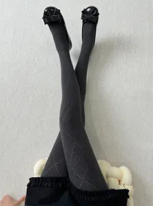 Collants en tricot à losanges gris foncé pour femme, bas d'hiver chauds et élastiques vue de détail.