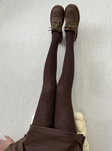 Collant en tricot à motif losanges marron femme hiver chaud bonneterie vue détail.
