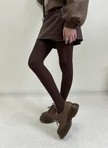 Vue détaillée des collants tricotés femme automne hiver motif losanges élastiques.