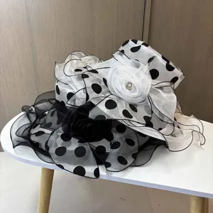 Schwarzer und weißer Pünktchen Organza Sonnenhut mit eleganter Blütendeko für Damen.