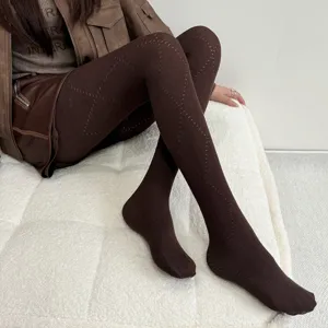 Collants en tricot marron foncé pour femmes avec motif de losanges, chauds et confortables.