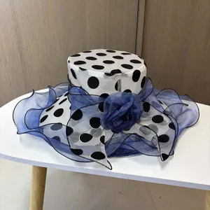 Gepunkteter Sonnenhut mit blauen Organzarüschen und Blumendetail für den Sommer.