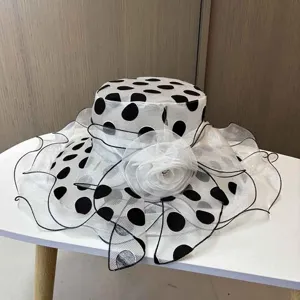 Eleganter Polka-Dot-Organza-Sonnenhut mit breiter Krempe und Blumendekor für den Sommerurlaub.