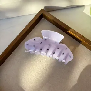 Elegante lavendelfarbene Haarklammer mit funkelnden Strasssteinen für sicheren Halt.