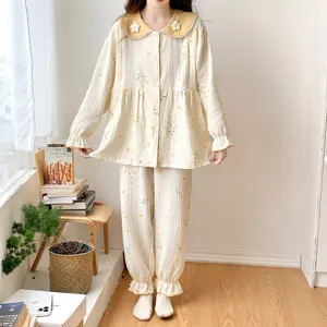 Bloemen katoenen gaze pyjama set, comfortabele zwangerschapskleding voor aanstaande moeders.