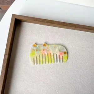 Acetaat kat haar kam detail, schattige draagbare kam met brede tanden voor dagelijkse styling.