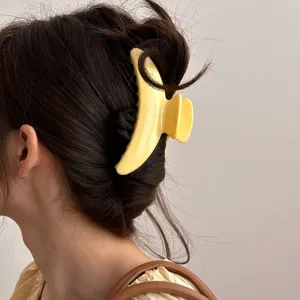 Pince à cheveux jaune vif, accessoire de coiffure uni pour chignon élégant au quotidien.