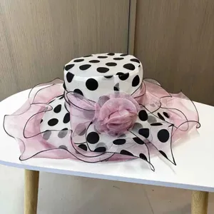 Polka Dot Sonnenhut Detail mit Organza Stoff, pinker Blume und Schleife, eleganter Sommerstil.