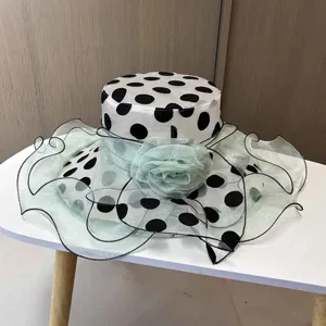 Eleganter Organza Sonnenhut mit schwarz-weißen Punkten und grüner Blume für Damen im Sommer.