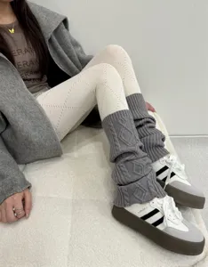 Vue détaillée de l'ensemble collants tricotés et jambières gris pour femmes, motif losanges ajourés.