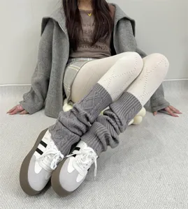 Vue détaillée de collants gris à motif losanges avec jambières en tricot style hivernal.