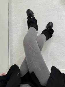 Collants tricotés gris à motif de losanges ajourés avec jambières pour la mode automne.
