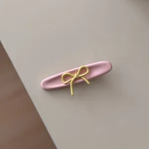 Molle per capelli rosa con fiocco giallo, accessorio dettaglio carino per donne e ragazze.