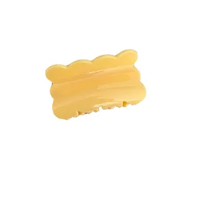 Pince à cheveux jaune vif unie, design ondulé élégant pour coiffures quotidiennes faciles.